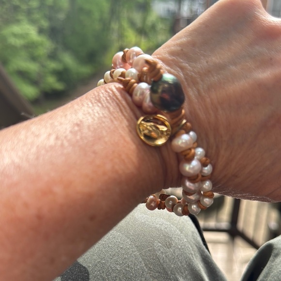 Elegant Pearl Bracelet with Gold Accents - Picture 6 of 7